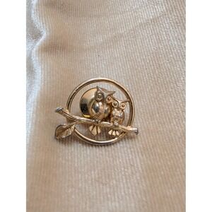 Vintage Avon Gold Tone Two Owls on a Branch Round Lapel Pin Brooch Accessory
